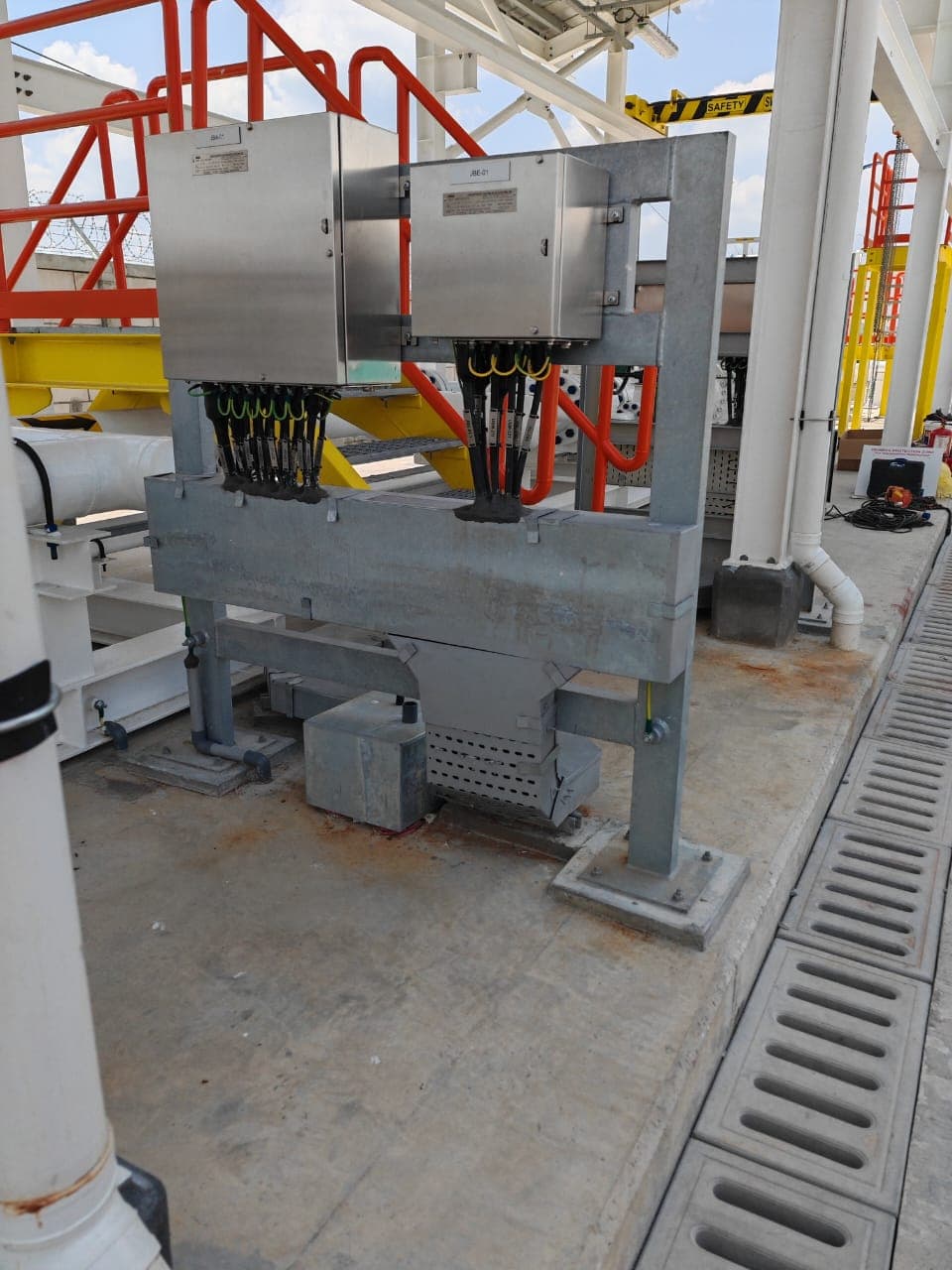Heat tracing junction boxes installed at a process plant