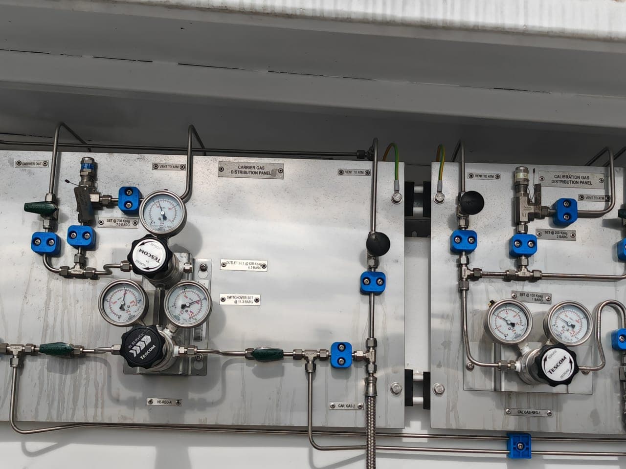 Carrier and calibration gas distribution panels